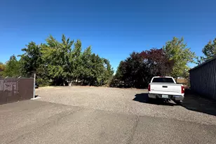 925 Gilman Rd, Medford, OR 97504 - Photo 3