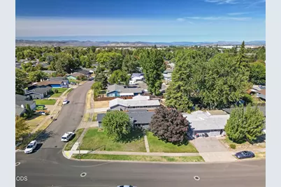 401 Morningside Street, Medford, OR 97501 - Photo 25
