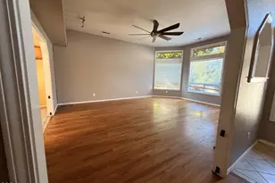 1106 Hampton Dr, Central Point, OR 97502 - Photo 3