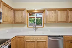 755 S 4th St, Central Point, OR 97502 - Photo 9