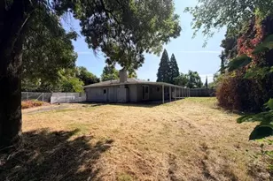 1209 N 10th St, Central Point, OR 97502 - Photo 3