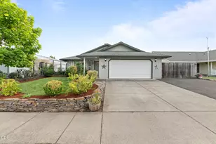 1643 Jessica Cir, Central Point, OR 97502 - Photo 3