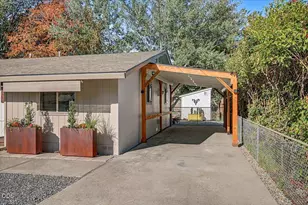 1320 SE Elm Ln, Grants Pass, OR 97526 - Photo 3