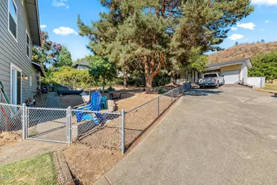 757 NE Tokay, Grants Pass, OR 97526 - Photo 37