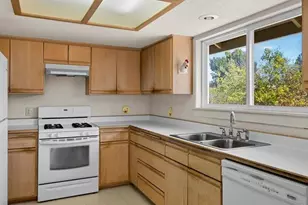 895 Coutant Ln, Grants Pass, OR 97527 - Photo 11