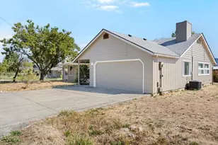 895 Coutant Ln, Grants Pass, OR 97527 - Photo 3