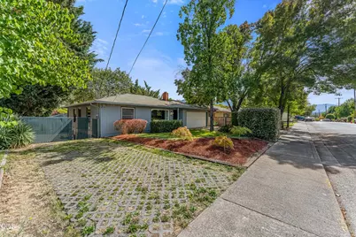 455 NE 11th Street, Grants Pass, OR 97526 - Photo 3