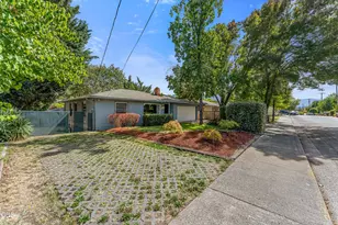 455 NE 11th St, Grants Pass, OR 97526 - Photo 3