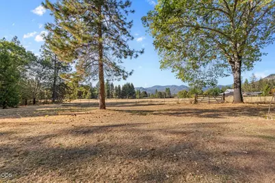 758 Summit Loop, Grants Pass, OR 97527 - Photo 25
