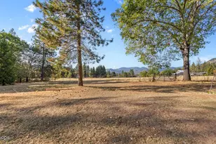 758 Summit Loop, Grants Pass, OR 97527 - Photo 25