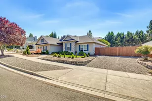 4126 Hemlock Dr, Medford, OR 97504 - Photo 3