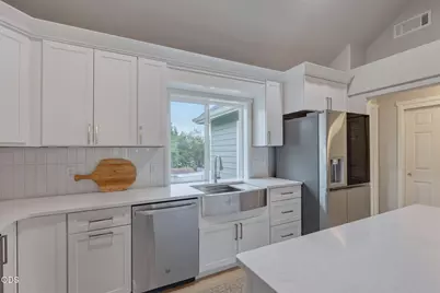 1690 NE Beacon Drive, Grants Pass, OR 97526 - Photo 11