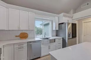 1690 NE Beacon Dr, Grants Pass, OR 97526 - Photo 11