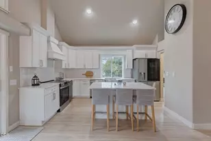 1690 NE Beacon Dr, Grants Pass, OR 97526 - Photo 7