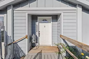 2318 Lara Ln, Central Point, OR 97502 - Photo 3