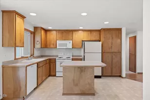 1672 Alexis Way, Medford, OR 97501 - Photo 5