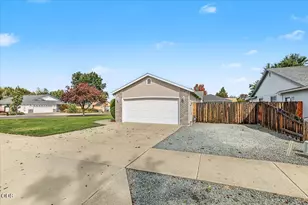 1911 Layla Dr, Medford, OR 97501 - Photo 7