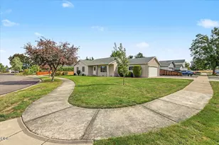 1911 Layla Dr, Medford, OR 97501 - Photo 3