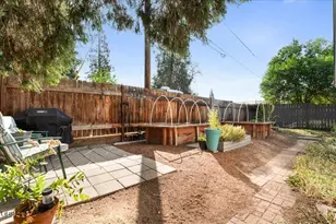 526 Bessie St, Medford, OR 97504 - Photo 3