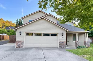 1501 Summit Ridge Cir, Medford, OR 97504 - Photo 1