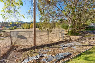 1802 NE Beacon Dr, Grants Pass, OR 97526 - Photo 35