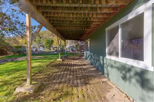 1802 NE Beacon Dr, Grants Pass, OR 97526 - Photo 41