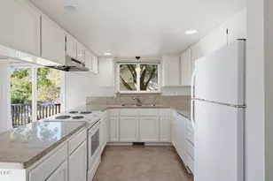 1802 NE Beacon Dr, Grants Pass, OR 97526 - Photo 9