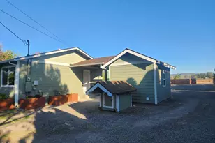 96 W Gregory Rd, Central Point, OR 97502 - Photo 5