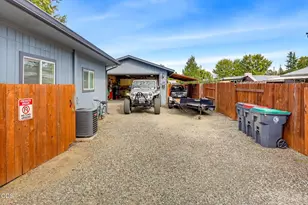 1004 Barlynn St, Medford, OR 97501 - Photo 5