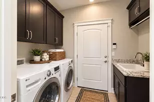 2454 Herrington Way, Medford, OR 97504 - Photo 23