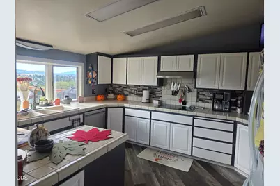 520 Hillside Avenue, Klamath Falls, OR 97601 - Photo 3