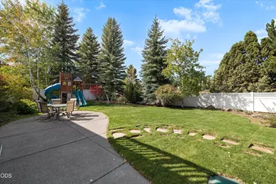 2048 NE Cradle Mountain Way, Bend, OR 97701 - Photo 19