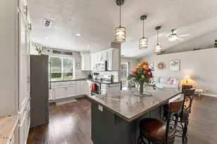 1445 Half Moon Cir, Grants Pass, OR 97527 - Photo 3
