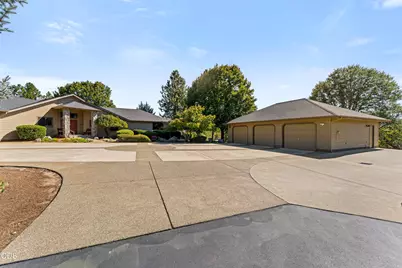 571 April Drive, Merlin, OR 97532 - Photo 9