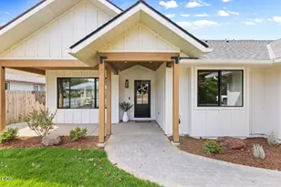 335 Yew Wood Dr, Shady Cove, OR 97539 - Photo 3