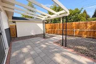 309 NW 9th St, Redmond, OR 97756 - Photo 5