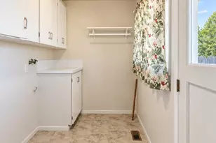 309 NW 9th St, Redmond, OR 97756 - Photo 13
