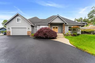 212 NW Canyon View Dr, Grants Pass, OR 97526 - Photo 3