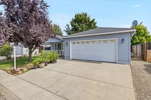 1233 Pheasant Wy, Central Point, OR 97502 - Photo 1