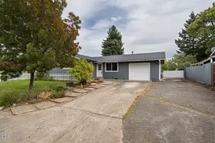 112 Saxbury Dr, Central Point, OR 97502 - Photo 3