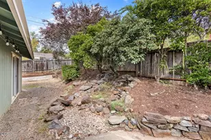 945 NE Beacon Dr, Grants Pass, OR 97526 - Photo 37