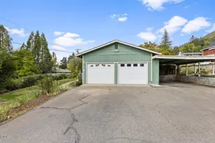945 NE Beacon Dr, Grants Pass, OR 97526 - Photo 3