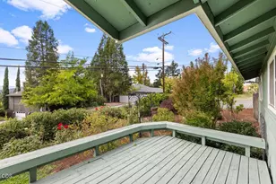 945 NE Beacon Dr, Grants Pass, OR 97526 - Photo 9