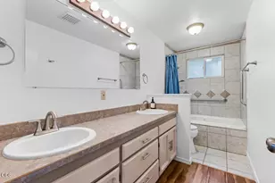 945 NE Beacon Dr, Grants Pass, OR 97526 - Photo 25