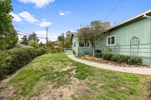 945 NE Beacon Dr, Grants Pass, OR 97526 - Photo 5