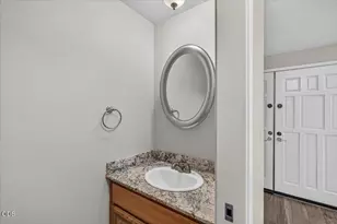 611 Edwina Ave, Central Point, OR 97502 - Photo 5