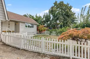 611 Edwina Ave, Central Point, OR 97502 - Photo 53