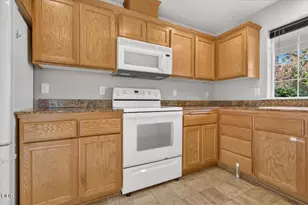 2320 Kamerin Ln, Medford, OR 97501 - Photo 5