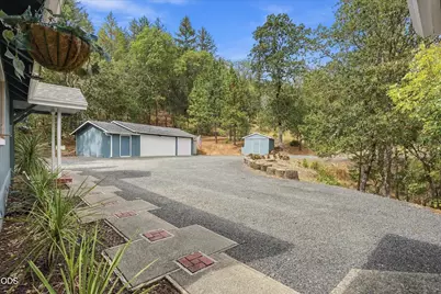 433 Hawksdale Drive, Grants Pass, OR 97526 - Photo 5