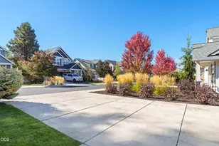20490 SE Elijah Ct, Bend, OR 97702 - Photo 3